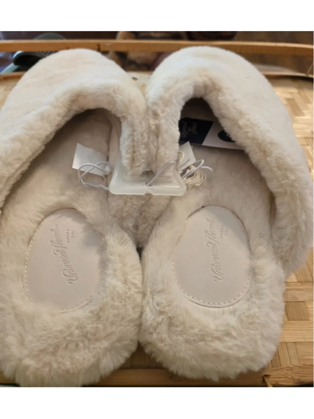 Universal Thread Women's Cream Fuzzy Slip-On Closed Toe Slippers Size 9 - Picture 4 of 10
